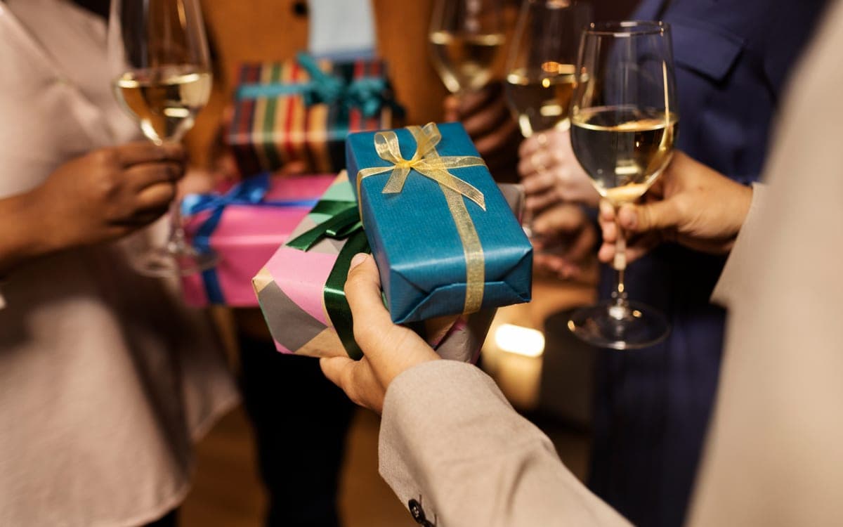 Un cadeau tendu à bout de bras lors d'un anniversaire entre proches